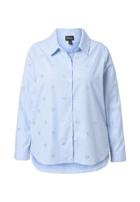 Hellblau-weiß gestreiftes, langärmeliges Hemd mit Knöpfen, über den Stoff sind silberne herzförmige Nieten verteilt.