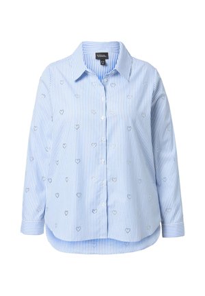 Hellblau-weiß gestreiftes, langärmeliges Hemd mit Knöpfen, über den Stoff sind silberne herzförmige Nieten verteilt.