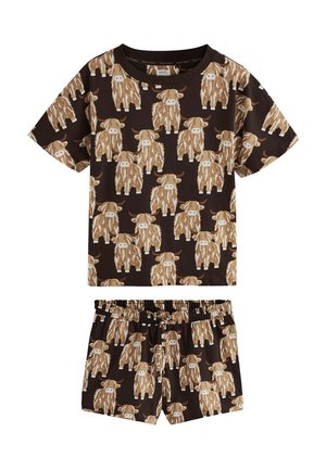 Kinder set met kortärmelig shirt en korte broek met een bruine achtergrond en een terugkerend patroon van beige en crème kleurige, harige koe illustraties.