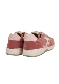 Sneaker in suede rosa e corda con accento color crema e suola beige. Presenta un logo e dettagli testurizzati sulla tomaia.