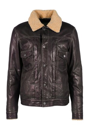 Veste en cuir marron avec un col en shearling beige, deux poches avant, fermeture à boutons et détails cousus le long des coutures.