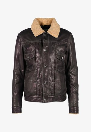 Braune Lederjacke mit einem beigefarbenen Schaffellkragen, zwei Fronttaschen, Druckknopfverschluss und genähten Details entlang der Nähte.