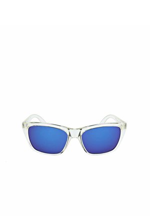 Occhiali da sole con montatura trasparente e lenti rettangolari blu specchiate, centrati su sfondo bianco.