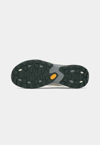 Gummiydersål med dybt mønster, der har en grå mellemsål og et fremtrædende gult Vibram-logo. Tekstureret overflade med kontrasterende farver.