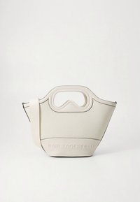 Valkoinen teksturoitu nahkalaukku sisäänrakennetulla kahvalla ja säädettävällä olkahihnalla, etuosan alareunassa kohopainettu teksti "KARL LAGERFELD".