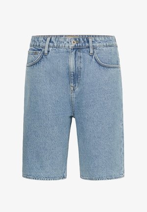 Shorts en denim bleu clair avec fermeture avant par bouton et fermeture éclair, passants de ceinture et deux poches avant.