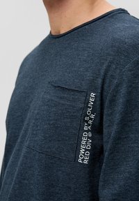 s.Oliver MIT AUFGESETZTER BRUSTTASCHE - Langarmshirt - navy