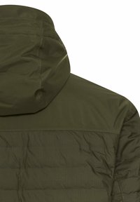 Olivgrüne gepolsterte Jacke mit Kapuze, die eine Mischung aus glatten und strukturierten Flächen aufweist, sowie horizontalen Nähten am Körper.