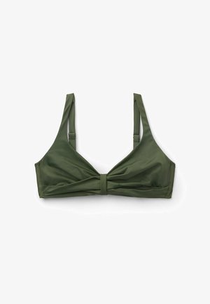 Olivengrøn bikini top med justerbare skulderstropper og en central knudedetalje på frontbåndet, lagt fladt på en hvid baggrund.