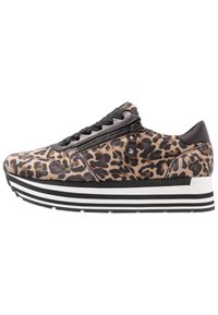 Sneakers w wzór lamparta, z teksturowanym wierzchem, czarnymi akcentami, detalem na zamek oraz w paskowanym białym i czarnym podłożu.