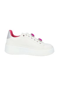 Zapatilla blanca con un talón plateado texturizado, forro interior rosa, dos acentos de gemas rosas en la parte frontal y una suela de goma blanca gruesa.