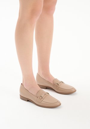 Mocassini in pelle beige con texture liscia, caratterizzati da un dettaglio con fibbia decorativa e un tacco basso. Design classico adatto a diversi abbinamenti.