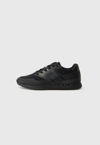 Schwarzer Low-Top-Sneaker mit Obermaterial aus Mesh und synthetischem Leder, Schnürverschluss und strukturiertem Gummisohle, seitliche Ansicht auf weißem Hintergrund.