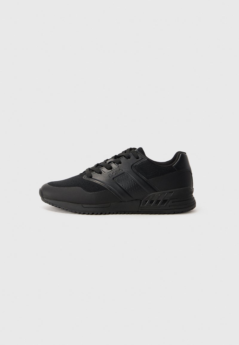 Schwarzer Low-Top-Sneaker mit Obermaterial aus Mesh und synthetischem Leder, Schnürverschluss und strukturiertem Gummisohle, seitliche Ansicht auf weißem Hintergrund.