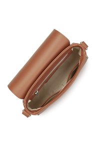 Borsa in pelle marrone dalla texture ruvida con una sezione superiore cilindrica e un'apertura con zip. L'interno presenta una fodera chiara e più scomparti.