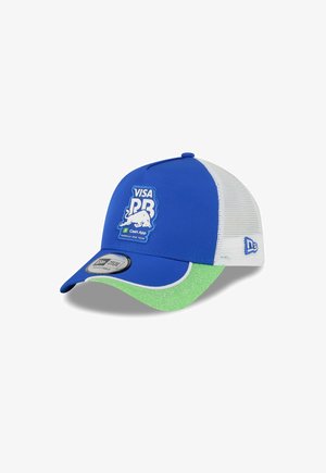Baseballkappe in Blau mit weißen Netzpaneelen. Mit einem grünen glitzernden Schirm und einem Frontlogo mit dem Text "Visa PR Cash App." Verstellbare Passform.
