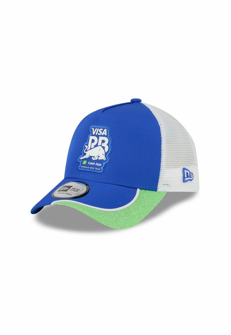 Baseballkappe in Blau mit weißen Netzpaneelen. Mit einem grünen glitzernden Schirm und einem Frontlogo mit dem Text "Visa PR Cash App." Verstellbare Passform.