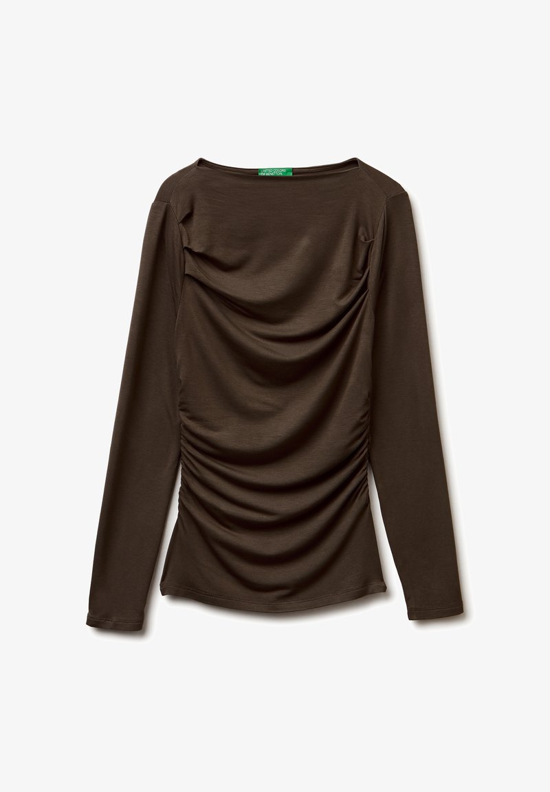 Hnědý top s dlouhým rukávem vyrobený z měkké tkaniny, s kulatým výstřihem a nařaseným detailem po stranách pro zvýšení textury a tvaru.