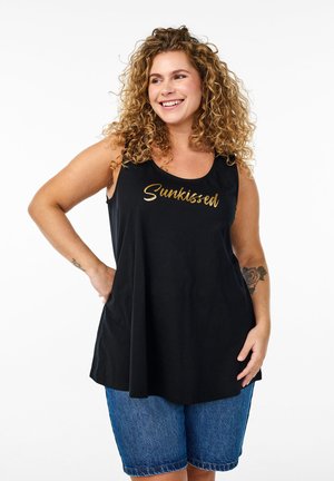 Schwarzes ärmelloses Tanktop mit dem Aufdruck "Sunkissed" in goldener Schrift, aus einem weichen Stoff gefertigt, kombiniert mit Jeansshorts für einen lässigen Look.