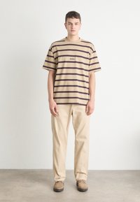 HUGO NISTRIPO - Triko s potiskem - medium beige