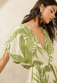 Lipsy PRINTED KIMONO DRAWSTRING V-NECK - Denní šaty - green palm
