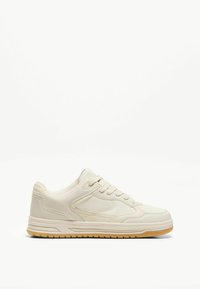 Męskie beżowe sneakersy z gładką syntetyczną cholewką, sznurowaniem, wyściółką przy kostce i gumową podeszwą. Posiadają zaokrąglony nosek i subtelne przeszycia.