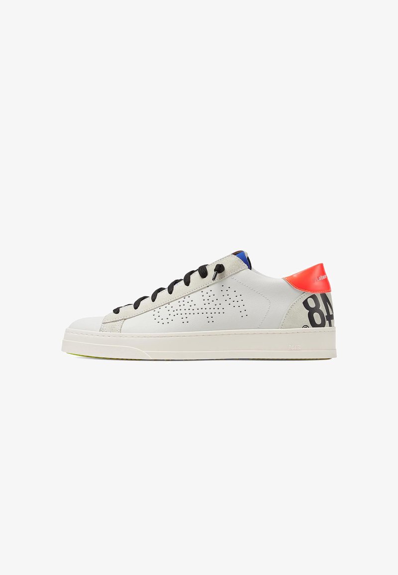 Sneaker blanc bas avec lacets noirs, motif étoile perforé sur le côté, languette rouge au talon, et "84" noir imprimé près du talon.