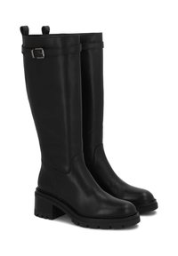 Botas de cuero negro hasta la rodilla con tacón cuadrado, que presentan dos lazos en la parte superior y una correa decorativa con un detalle de hebilla.