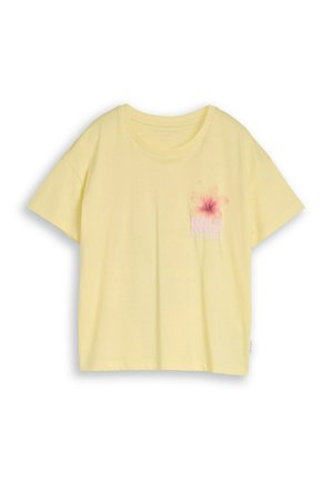 Hellgelbes T-Shirt mit kurzen Ärmeln, mit einer rosa Hibiskusblume und dem Schriftzug „Fokussiere dich auf dich selbst“ auf der linken Brust gedruckt.