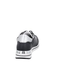 Schwarze Sneaker mit Obermaterial aus Leder, silbernen Akzenten an der Ferse und einer weißen Sohle. Verfügt über eine strukturierte Oberfläche und einen gepolsterten Schaft.