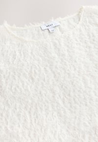 Maglione bianco fluffy con un tessuto morbido e testurizzato. Il colletto è rotondo e l'etichetta reca la scritta "NEXT". Aspetto morbido e delicato.