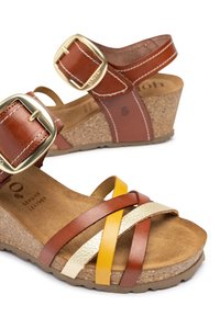 Bruine leren wedge sandalen met een gouden gesp, kurken zool en meerkleurige banden in bruin, geel en metallic goud.