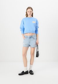 Tommy Jeans HOT PANT - Denim shorts - denim light
