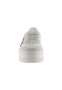 Sneaker bianca con una tomaia in suede testurizzato e un accento laterale in tessuto rosa. Presenta lacci piatti e una suola in gomma spessa e testurizzata.