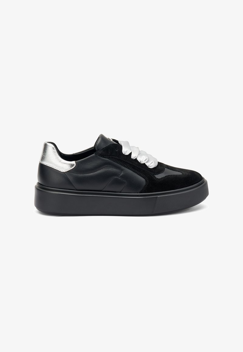 Sneaker nere con upper in suede e pelle, dettagli argentati sul tallone, lacci bianchi e suola spessa nera.