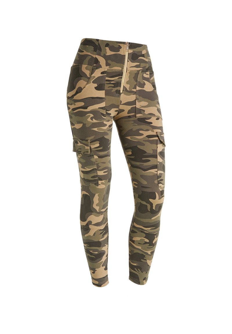 Pantaloni cargo a vita alta in tonalità di verde e marrone, con chiusura zip frontale e tasche laterali. Tessuto morbido e elasticizzato.