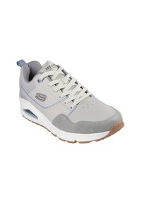 Zapatilla deportiva de color gris claro con parte superior de ante y sintético, media suela blanca, cuello acolchado, acentos grises y suela de goma.
