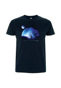 Maglietta nera in cotone con una grafica blu che rappresenta un pianeta, un albero e una silhouette, accompagnata dal testo "UN MONDO COME NESSUN ALTRO" in bianco.