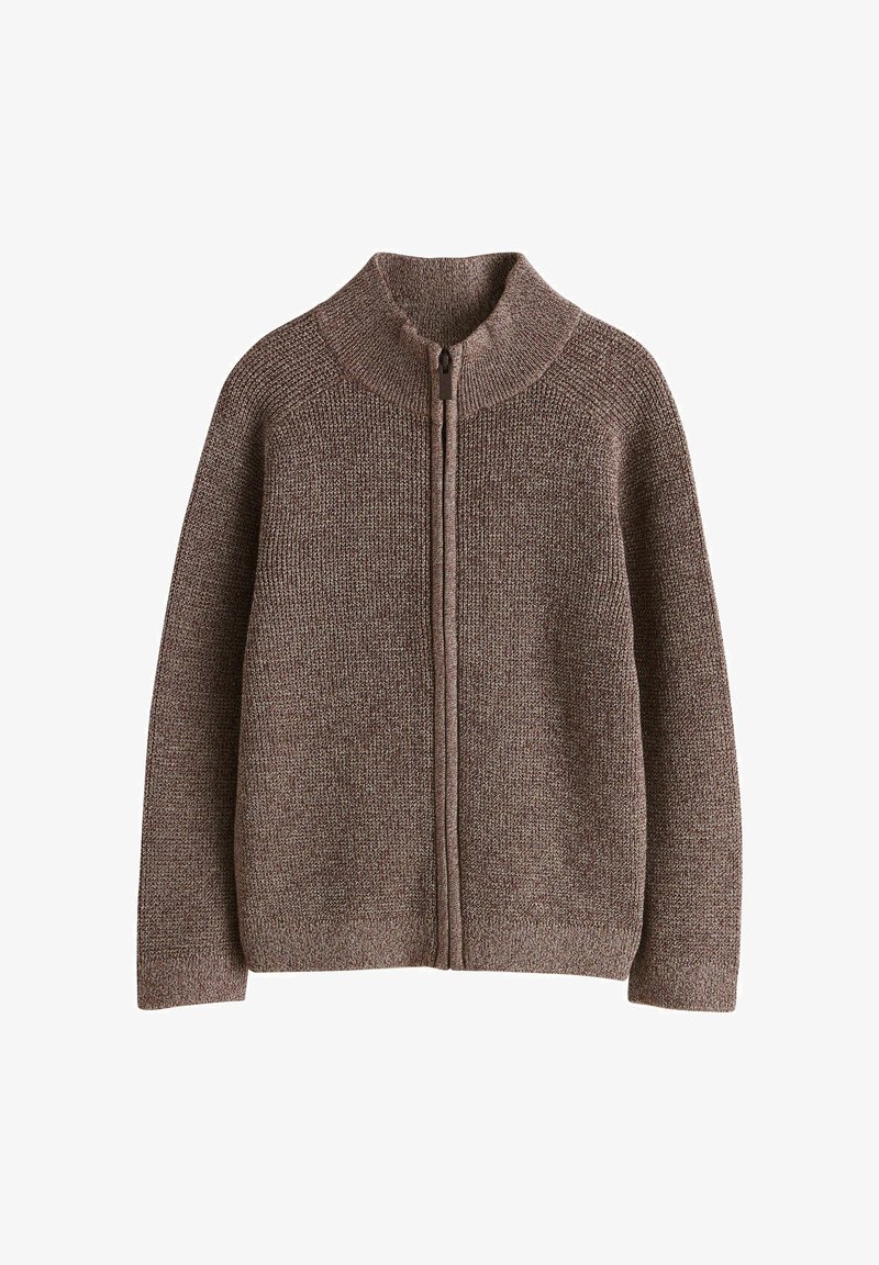 Maglione marrone lavorato a maglia con collo alto e cerniera frontale completa. Presenta tessuto strutturato e maniche raglan. Senza motivi o accenti aggiuntivi.