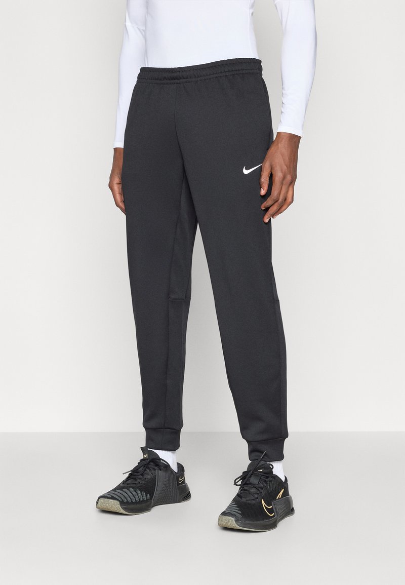 Μαύροι αθλητικοί joggers με ελαστική ζώνη στη μέση και πλαϊνές τσέπες; διαθέτουν λευκό λογότυπο Nike στο αριστερό μηρό; ομαλή υφή.