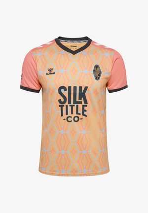 Żółto-różowa piłkarska koszulka w geometryczne wzory z czarnym kołnierzykiem i krawędziami rękawów, z herbem LV Lights FC i logo sponsora Silk Title Co.