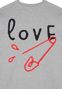 Felpa grigia con ricami neri e rossi che raffigurano la parola "love" e una spilletto di sicurezza, con finitura testurizzata e scollo rotondo.