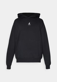 Sweatshirt preto com capuz feito de tecido suave, apresentando um bolso canguru e um pequeno logotipo branco no peito. Punhos e bainha canelados.