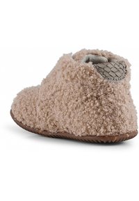 Pantofole beige realizzate in un materiale testurizzato e soffice, con un elegante accento grigio sulla linguetta e una suola in gomma. Forma arrotondata con apertura bassa.