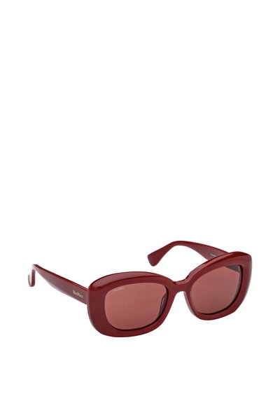 Gafas de sol de plástico rojo con un diseño audaz y angular. Lentes tintados, varillas anchas y branding sutil en el lateral. Textura suave en general.