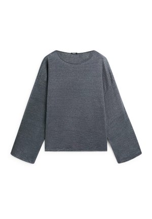 Dunkelgrauer langärmeliger Strickpullover mit weiten Ärmeln und rundem Halsausschnitt, flach auf weißem Hintergrund liegend.