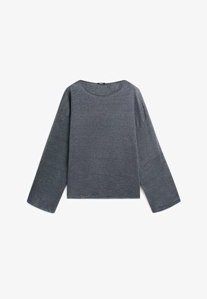 Dunkelgrauer langärmeliger Strickpullover mit weiten Ärmeln und rundem Halsausschnitt, flach auf weißem Hintergrund liegend.