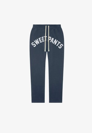Pantalons de survêtement navy en tissu doux. Dotés d'une taille à cordon de serrage, de poignets côtelés et d'un texte blanc "SWEET PANTS" en arc sur le devant.