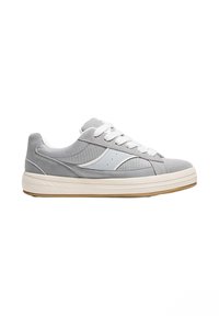 Sneakers in suede grigio con suola in gomma bianca, lacci bianchi e un sottile accento grigio sul lato, caratterizzati da una texture liscia e un design classico.