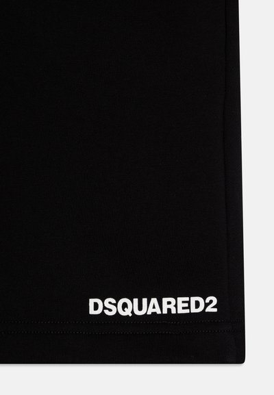 Crna pamučna majica s rebrastom teksturom i bijelim "DSQUARED2" logotipom na donjem rubu. Dizajn je minimalistički bez uzoraka.